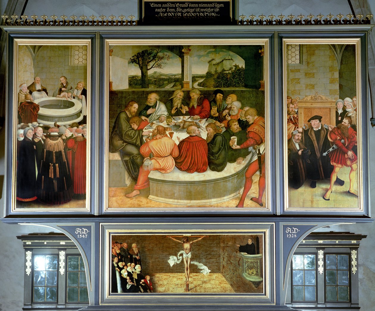 Triptych，左侧小组，Philipp Melanchthon在Martin Luther的协助下进行洗礼;中心小组，最后的晚餐与使徒之间的路德;右边小组，路德做出了自己的认罪;路德 作者 卢卡斯·克拉纳赫