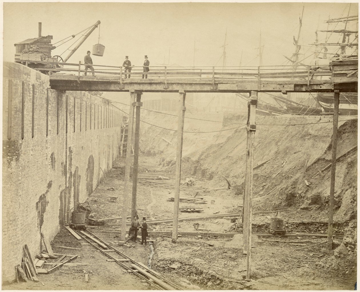 1869年5月，在伦敦建造扩建的莱姆豪斯盆地。 作者 卢卡斯和塔克
