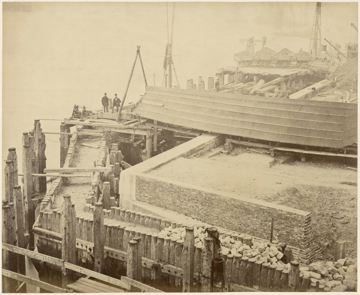 1869年5月，在伦敦建造扩建的莱姆豪斯盆地。 作者 卢卡斯和塔克