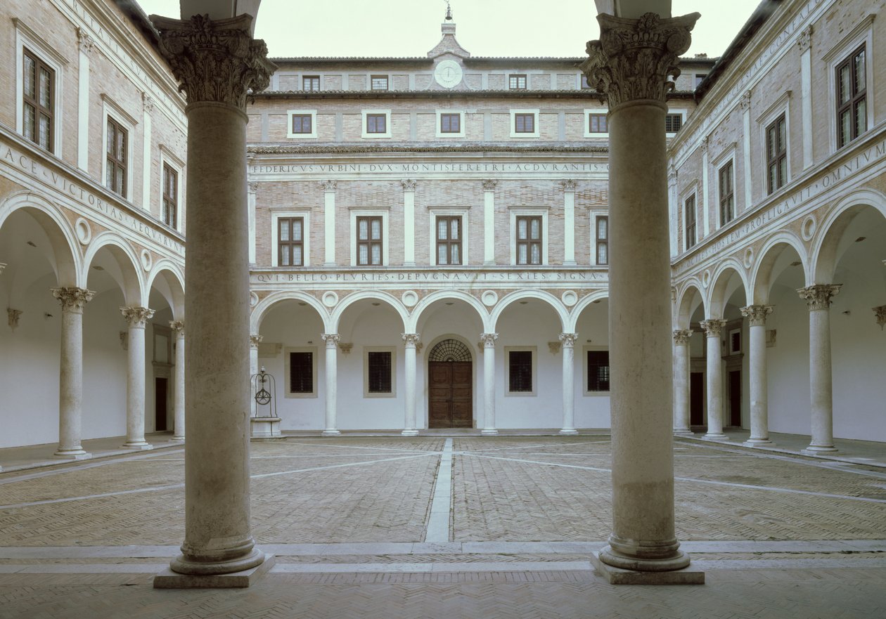 观点的Cortile d&39;Onore（荣誉庭院）c.1470-75 作者 卢西亚诺·劳拉纳（Luciano Laurana）