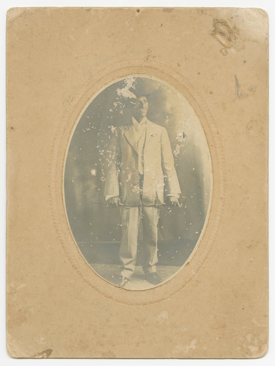 一个男人的照片，约1910年。 作者 卢修斯·哈珀