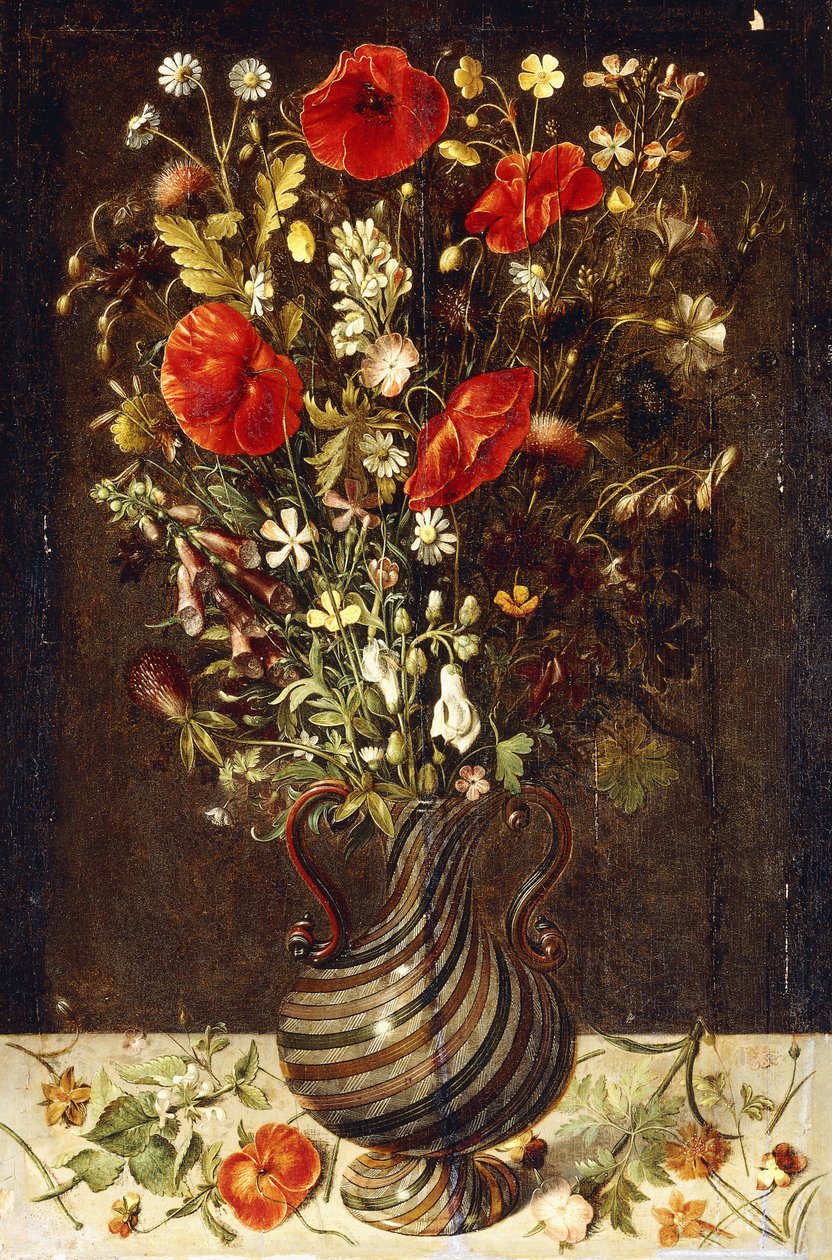 装在facon de Venise filigrana玻璃花瓶中的罂粟花，毛cup，雏菊，矢车菊，蓟和其他野花，以及在石壁架上的紫罗兰，罂粟花和荨麻， 作者 小小汤姆（Ludger Tom）