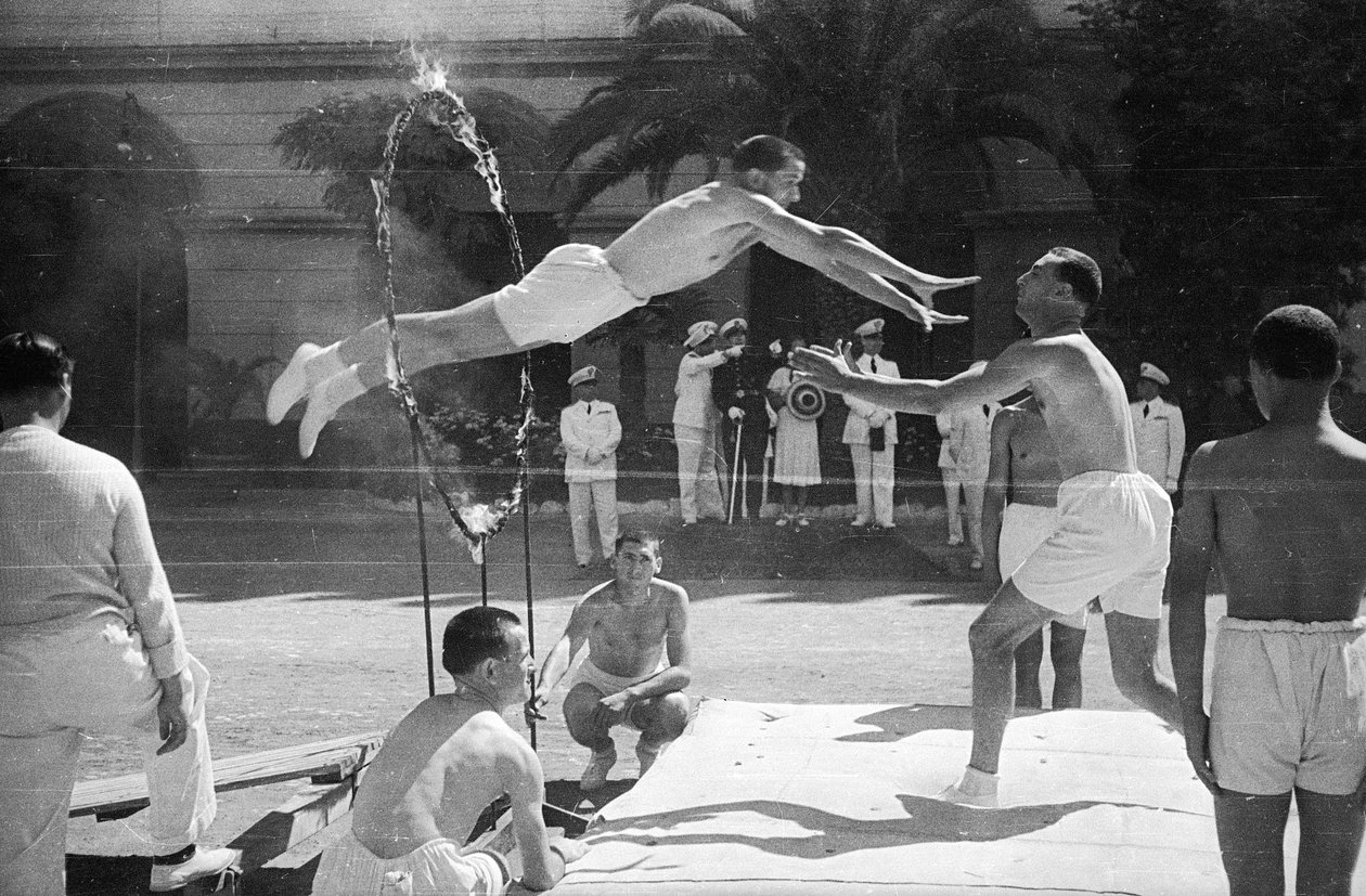 体育活动 CONI：Achille Starace（1933 年至 1939 年担任 CONI 主席）在体操比赛中帮助年轻运动员展示法西斯的 作者 路易吉·莱奥尼