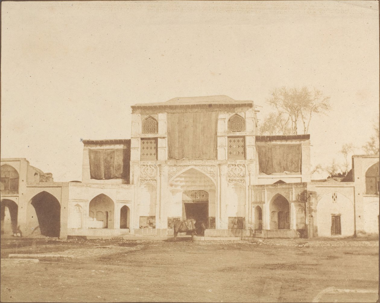 国王宫殿的外门，德黑兰，1858年。 作者 路易吉·佩斯