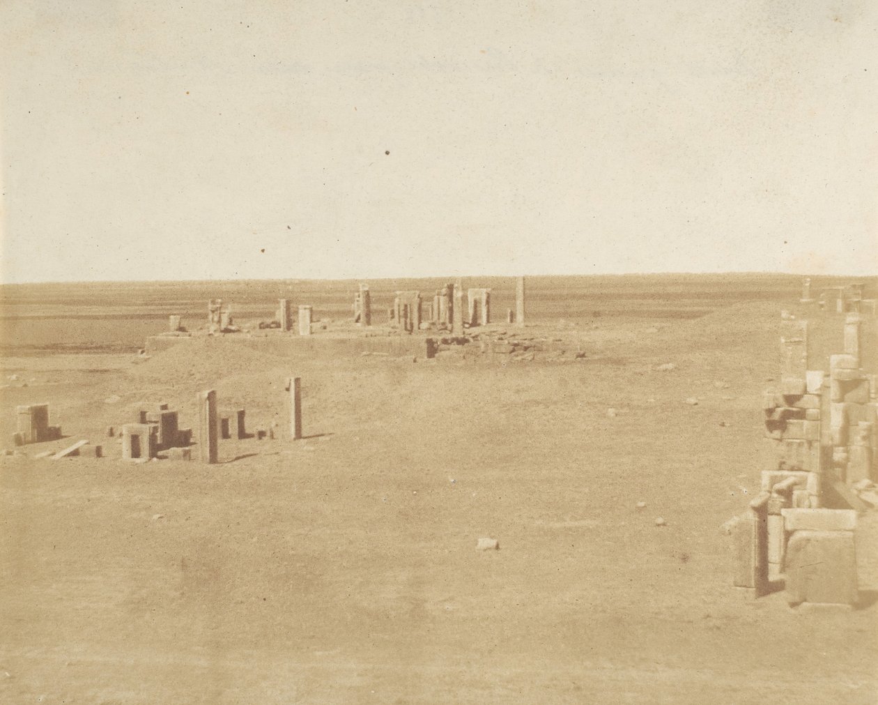 从山上拍摄的波斯波利斯全景，1858年。 作者 路易吉·佩斯