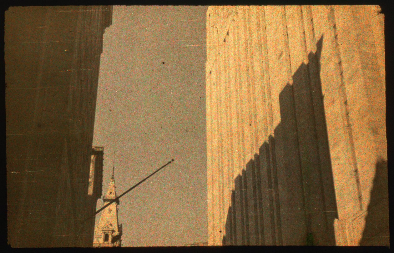 使用 Autochrome Lumière 和 35 毫米相机拍摄城市建筑的彩色照片，拍摄前... 作者 路易斯·马登