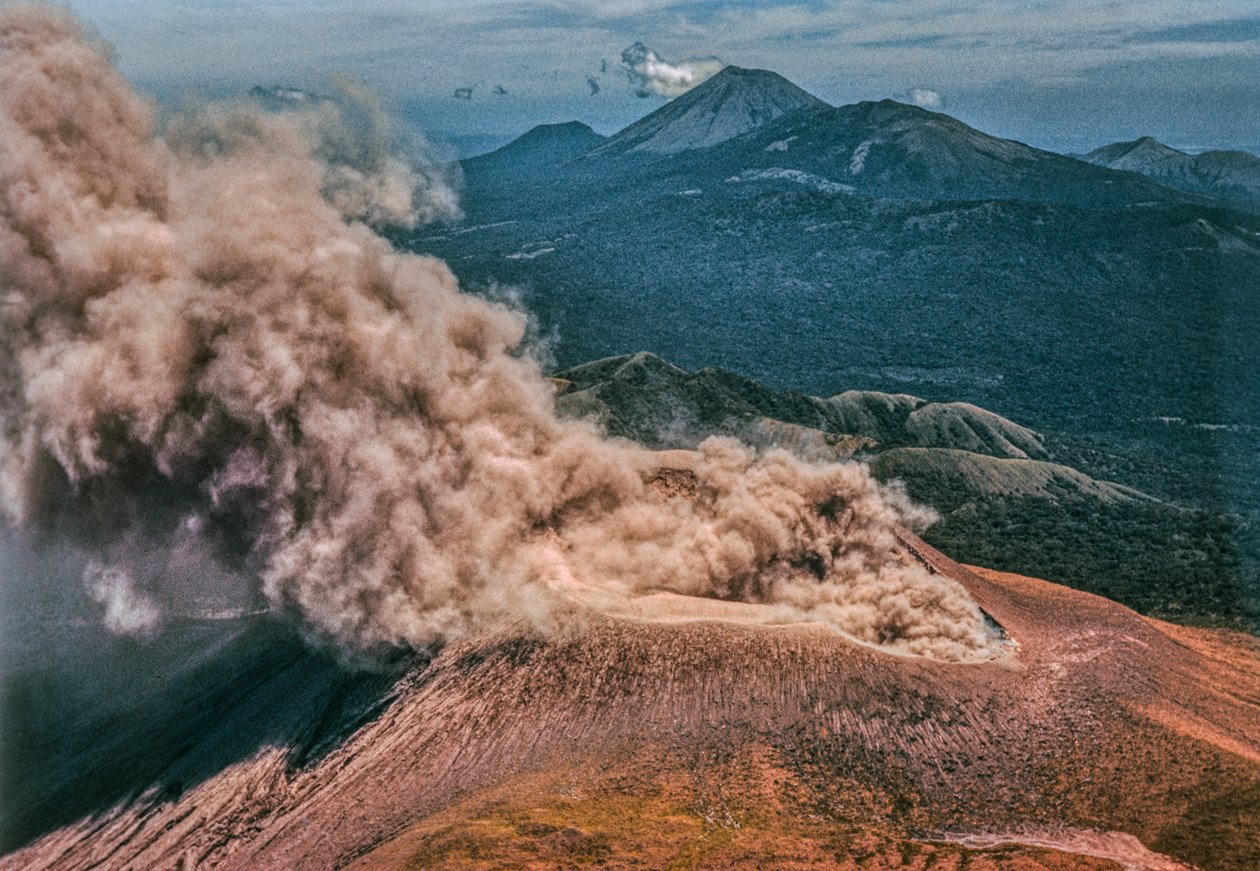 尼加拉瓜的莫莫通博火山 作者 路易斯·马登