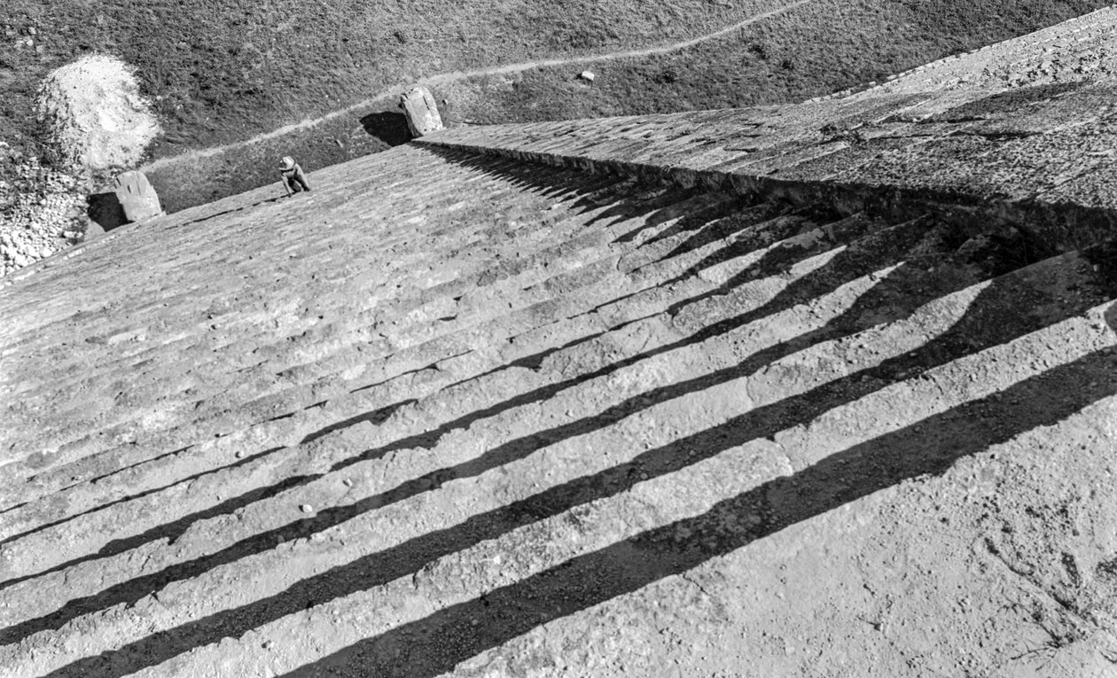 登上玛雅遗迹奇琴伊察金字塔的台阶。1936 作者 路易斯·马登