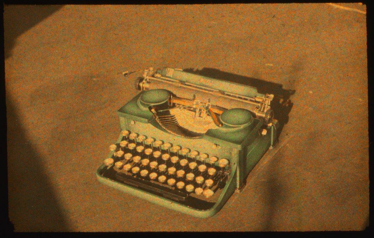 用 Autochrome Lumière 和 35 毫米相机拍摄的打字机静物彩色照片。 作者 路易斯·马登
