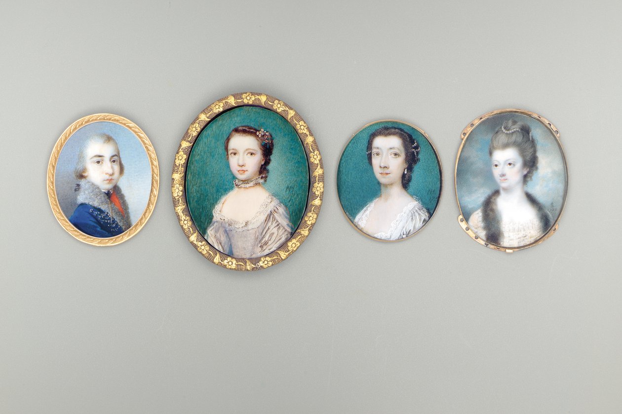 内埃·科普（DC 1818），阿拉贝拉·沃克·亨尼格夫人（Arabella Walker-Heneage）女士，穿着蕾丝边和毛皮镶边外套的奶油色礼服，珍珠在她清扫卷曲的头发，天空和云朵背景中交织在一起 作者 卢克·沙利文（Luke Sullivan）