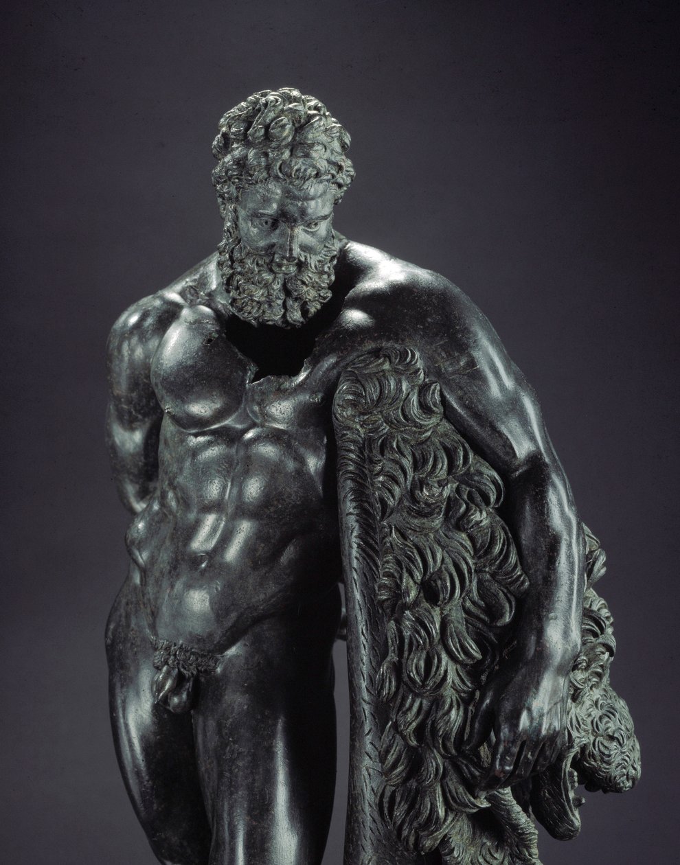 Greek Art: “” Heracles at rest”” Detail - Bronze sculpture of Lysippe of Sicyone (395-305 BC) 4th century BC, from the Shrine of Ercole Curino, Sulmona - Museo Nazionale Archeologico, Chieti Italy - Herakles (Hercules) resting - Detail of the bronze sculpt 作者 Lysippus（归属于）