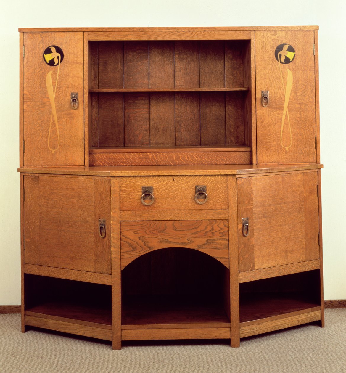 水仙花餐具柜，由John P White制造，Pyghtle Works，c.1901（橡木镶嵌各种染色木材） 作者 麦凯·休·百利·斯科特