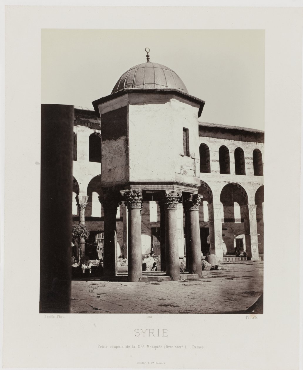Gezicht op de kleine koepel van de grote Moskee in Damascus (Syria/Petite coupole de la Gde Mosquée (livre sacré) - Damascus)
古建筑：埃及、希腊、小亚细亚：摄影集（系列名称） 作者 邦菲尔斯之家