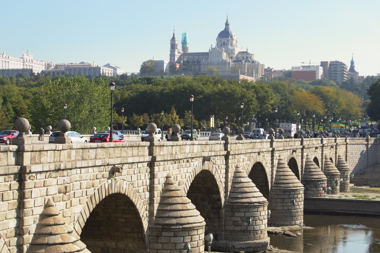 Puente de Segovia，最初由Juan de Herrera（1530-97）建造，并于1682年重建 作者 曼努埃尔和何塞·德尔·奥尔莫