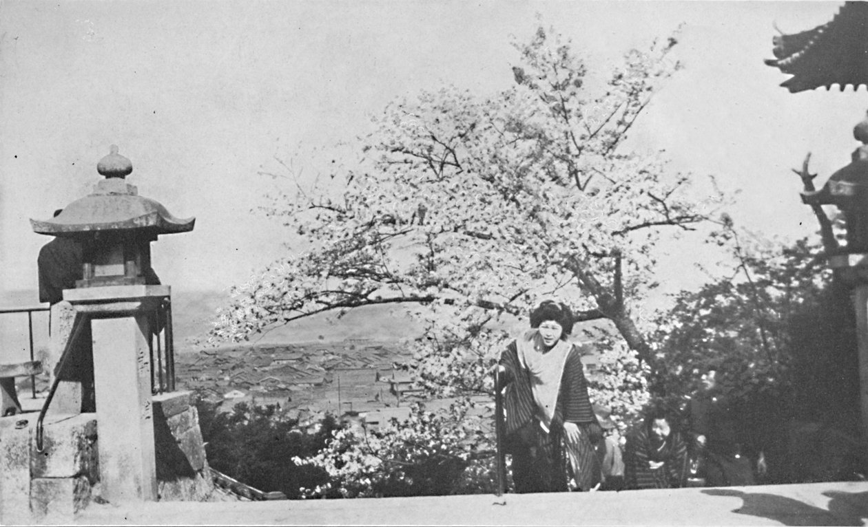 1921年，约在1900年，在琵琶湖上方的神庙台阶上 作者 玛格丽特·伦纳德