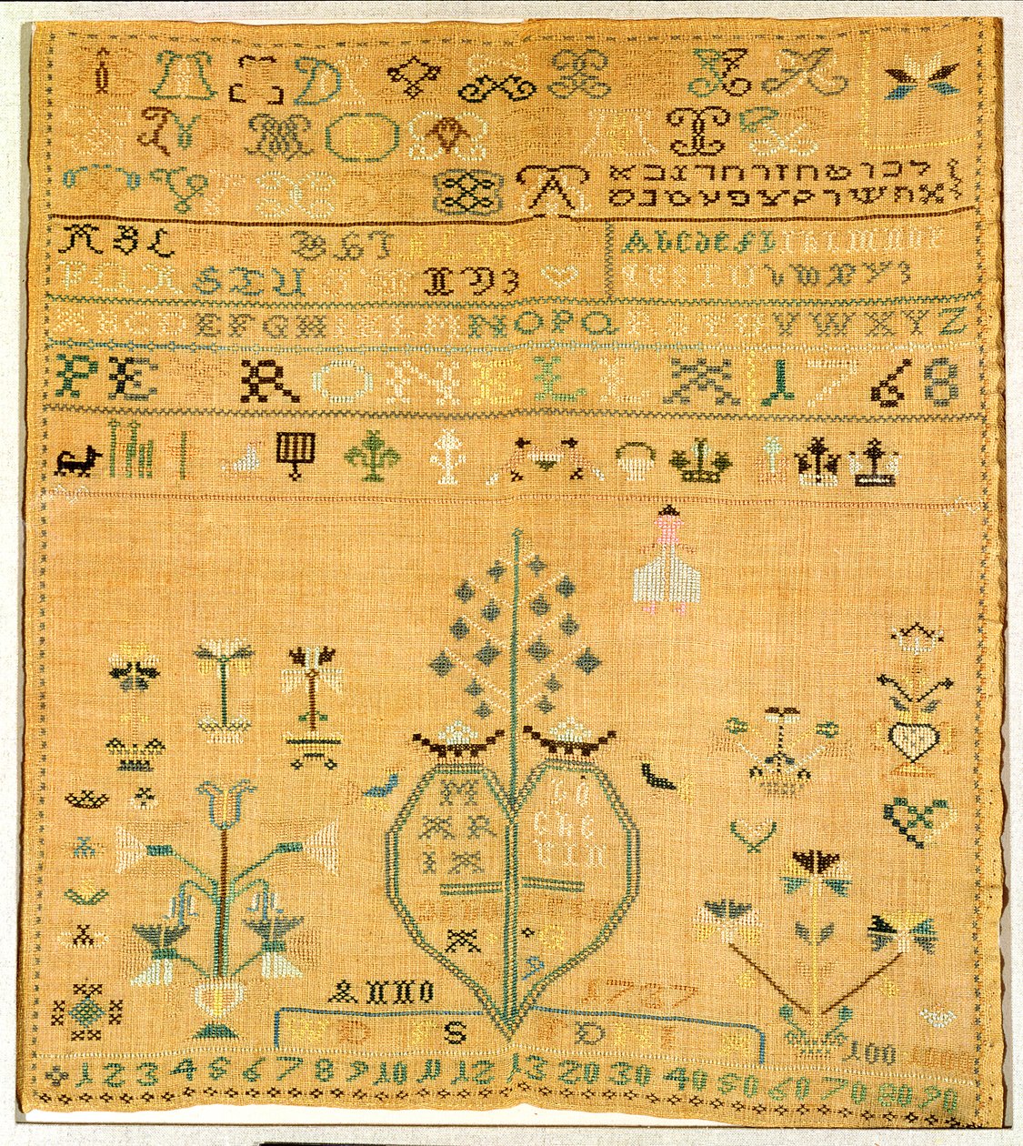 刺绣采样器，于1768年完成（纺织品） 作者 玛丽亚1737 91凳子