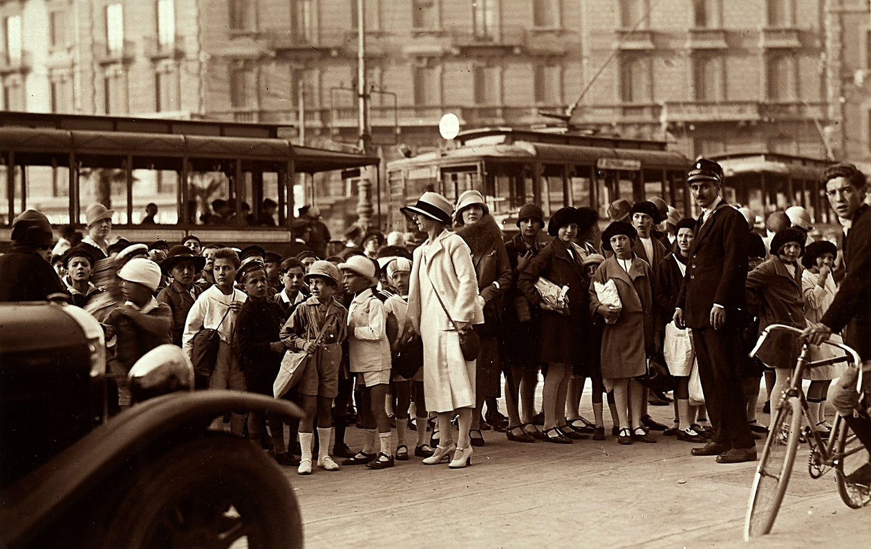 A group of students during a fieldtrip. The photograph shows the children, their teachers and other pedestrians on city street (b/w photo) 作者 马里奥·卡斯塔涅里（Mario Castagneri）