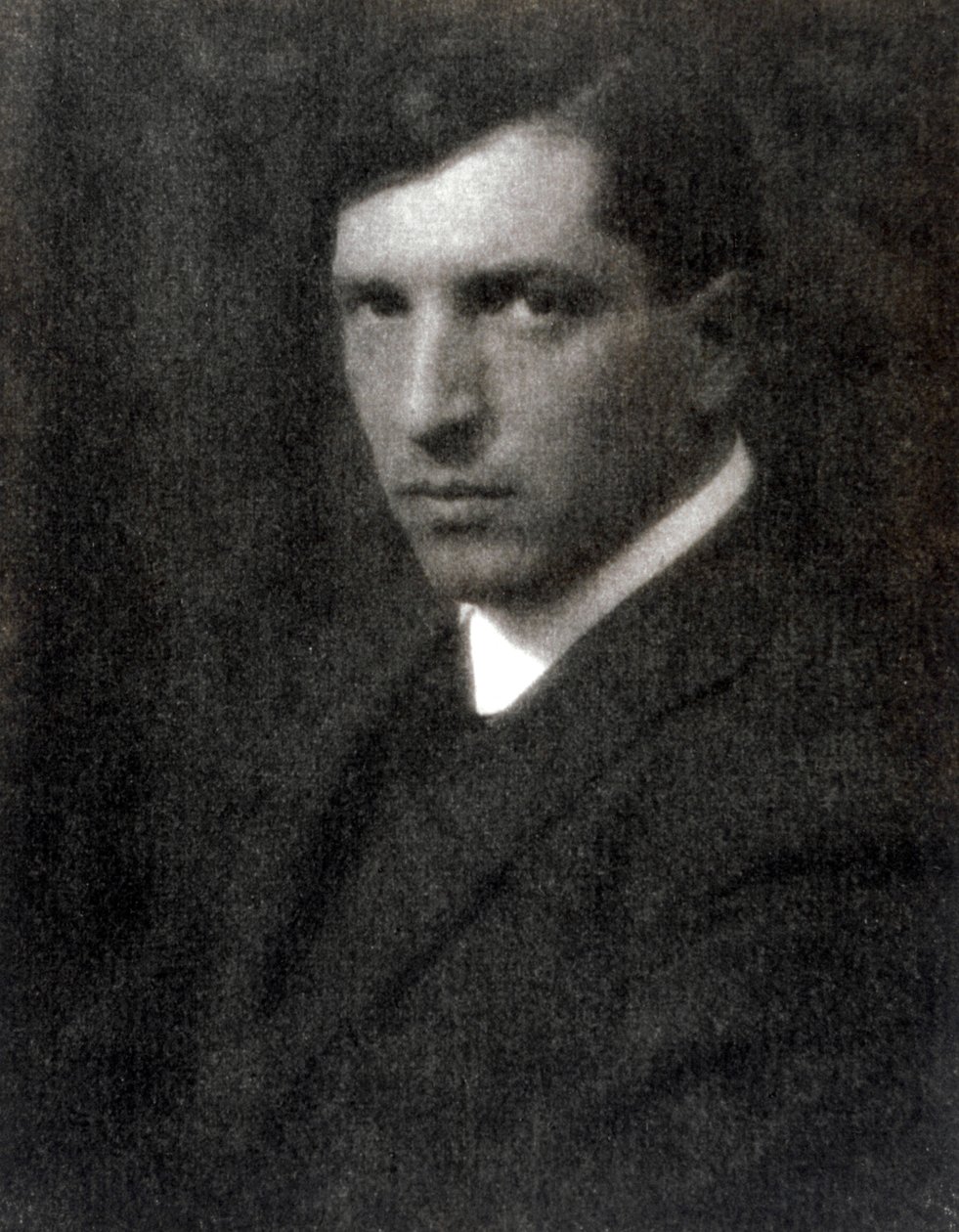 画家Pietro Marussig的半身画像，1923年11月28日（黑白照片）。 作者 马里奥·卡斯塔涅里（Mario Castagneri）