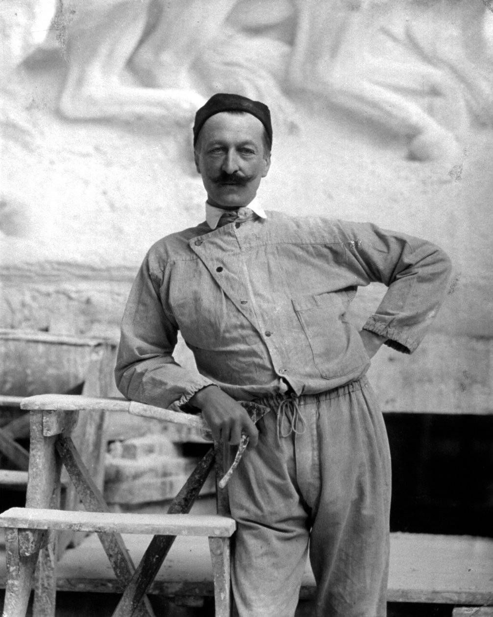 着名雕刻家Pietro Canonica的画象工作服的。这位艺术家正在他的工作室里摆着右手拿着他的交易工具 作者 马里奥·纽尼斯·维斯（Mario Nunes Vais）