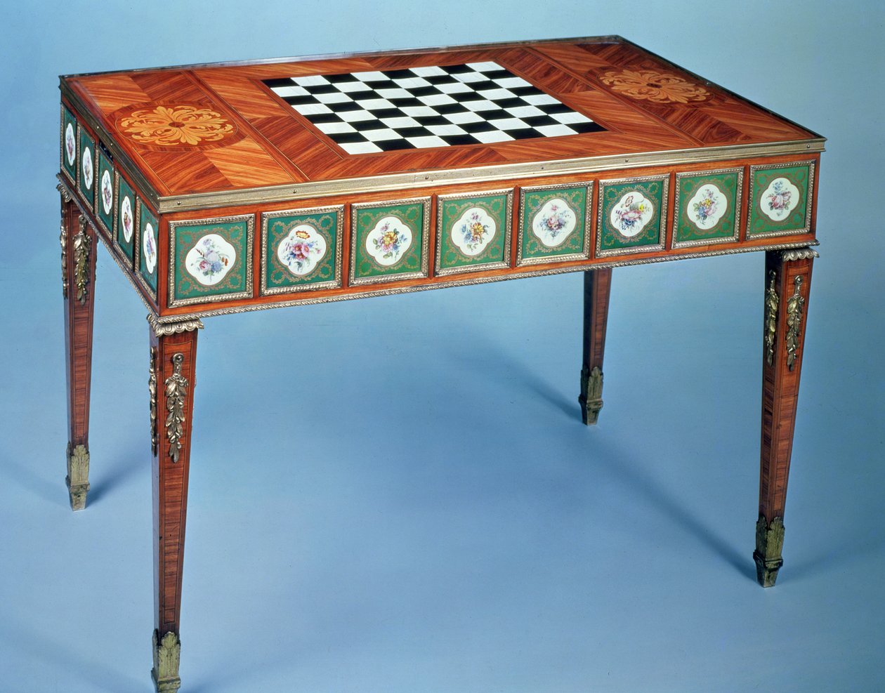 Sevres游戏桌，瓷砖镶嵌，1775年（瓷器和郁金香木） 作者 马丁·卡林