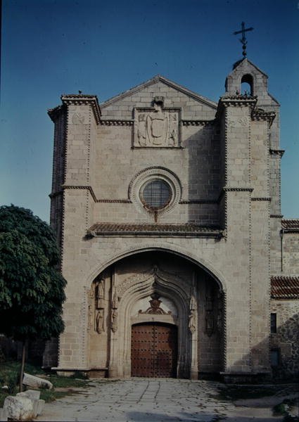 真正的Monasterio de Santo Tomas门面，建于1482-93 作者 马丁·德·索洛尔扎诺