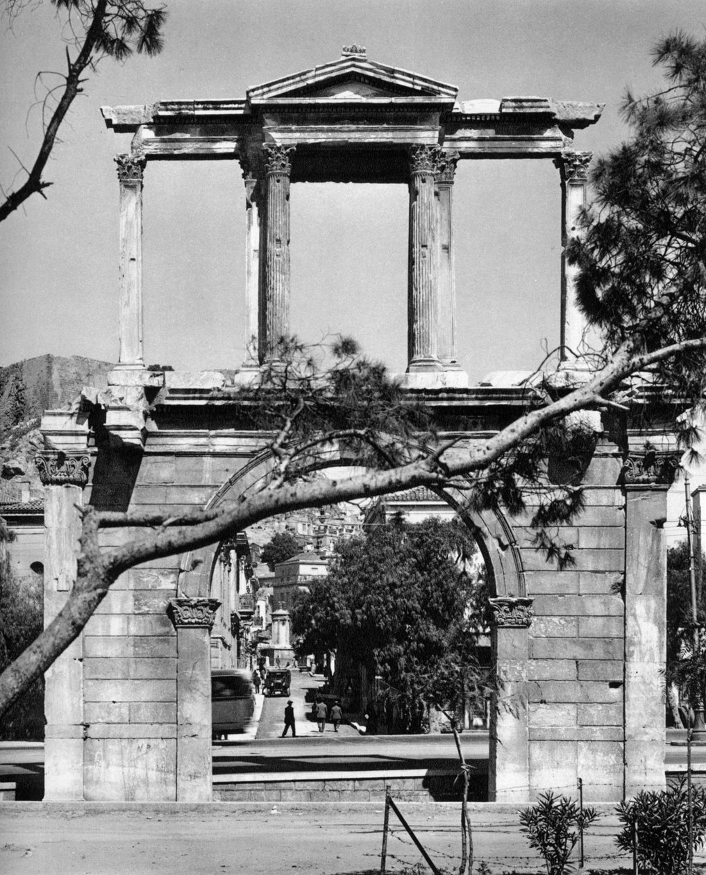 哈德良拱门（Hadrians Arch），雅典，1937年。 作者 马丁赫利曼