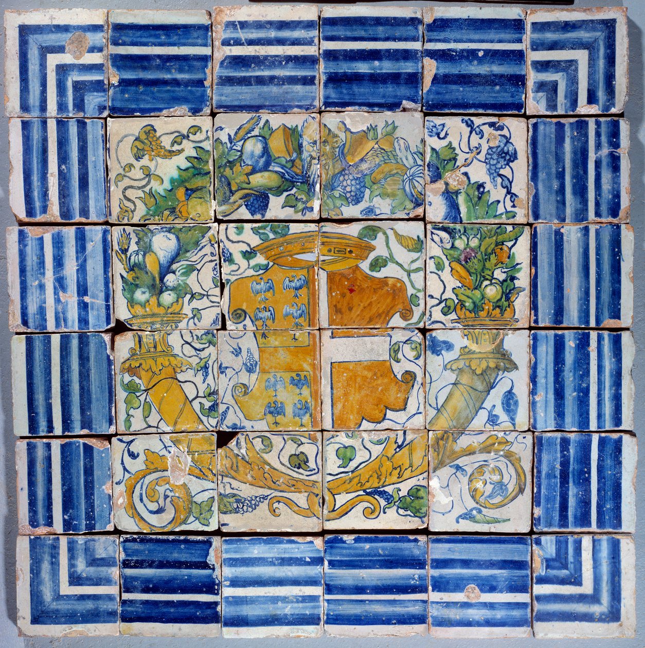 Pavement with arms of Madeleine de Savoie. Faience of Masseot Abaquesne (known between 1526-1564) 16th century Enouen. National Renaissance Museum 作者 马塞特·阿巴奎斯