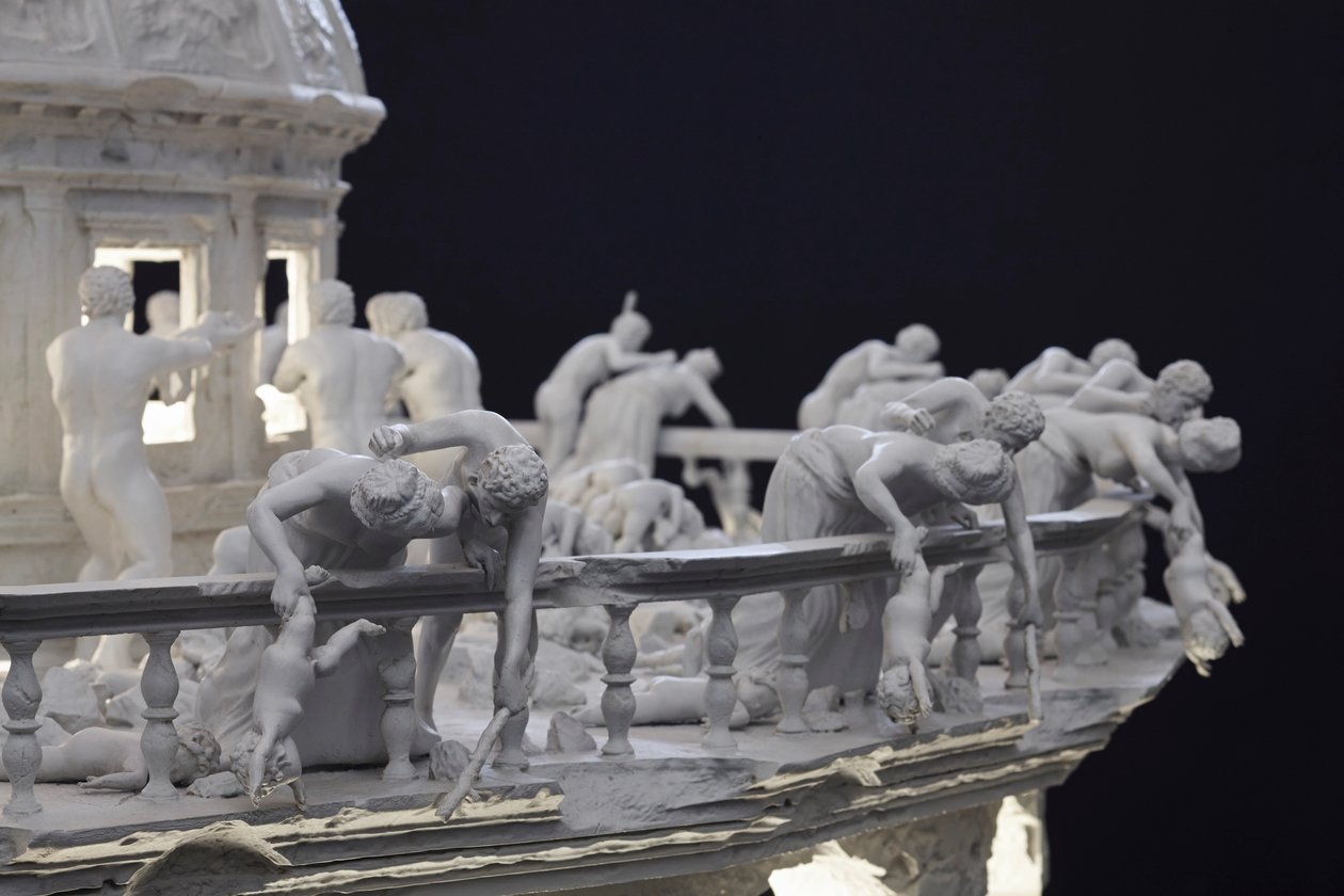 万物坠落，2014（钢、铝、石膏、树脂、LED 灯、马达） 作者 马特·科利肖