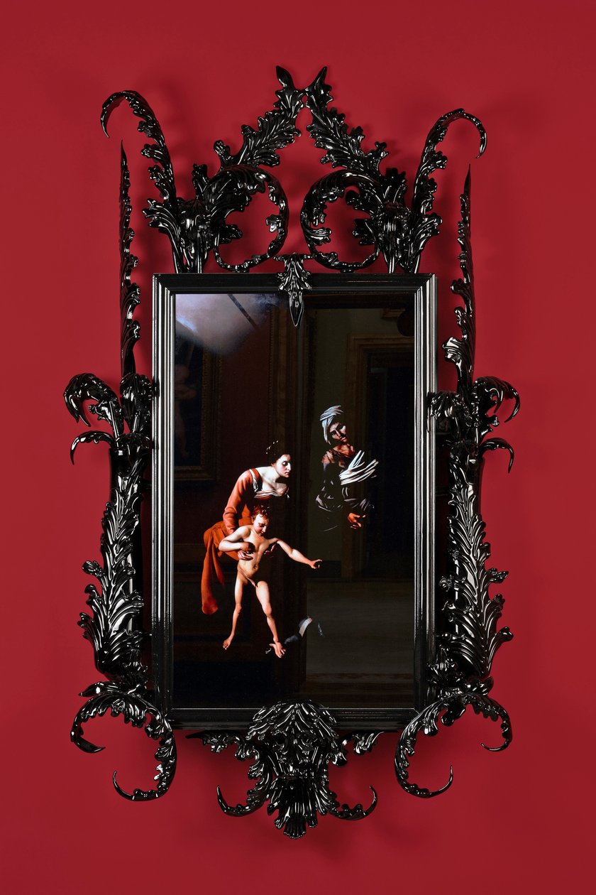 黑镜，Leo Minor，2014（黑色穆拉诺玻璃、监视镜、钢、木、漆、液晶屏和硬盘） 作者 马特·科利肖