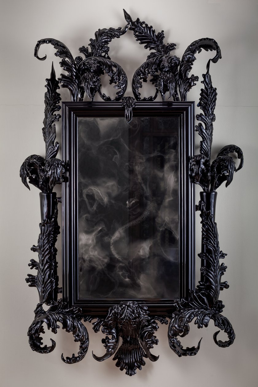 伊甸园之东，2013 年（黑色穆拉诺玻璃、监控镜、钢、木、漆、液晶屏和硬盘驱动器） 作者 马特·科利肖