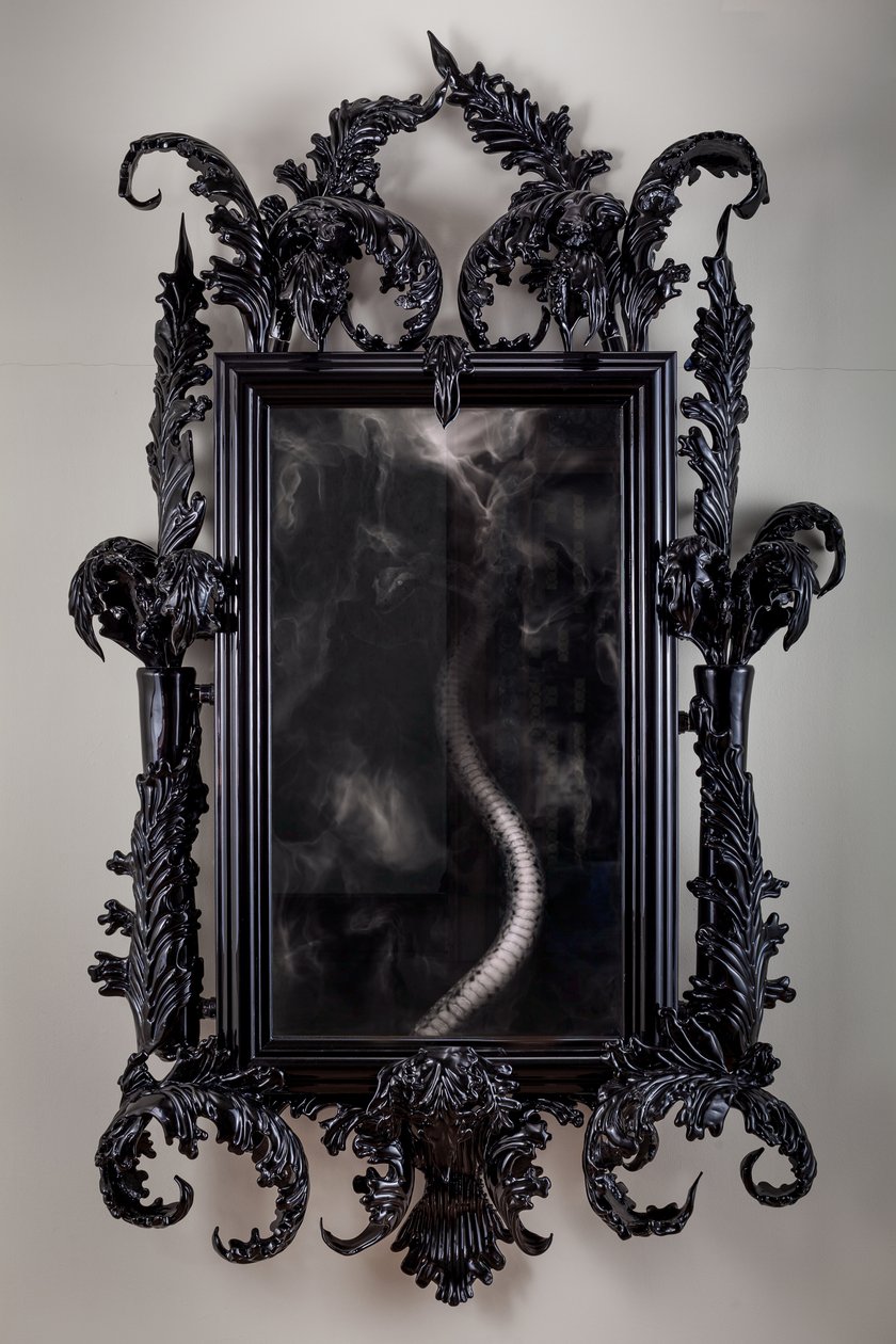 伊甸园之东，2013 年（黑色穆拉诺玻璃、监控镜、钢、木、漆、液晶屏和硬盘驱动器） 作者 马特·科利肖