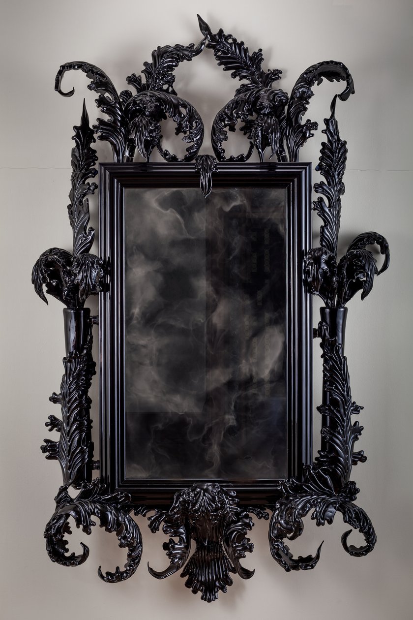 伊甸园之东，2013 年（黑色穆拉诺玻璃、监控镜、钢、木、漆、液晶屏和硬盘驱动器） 作者 马特·科利肖