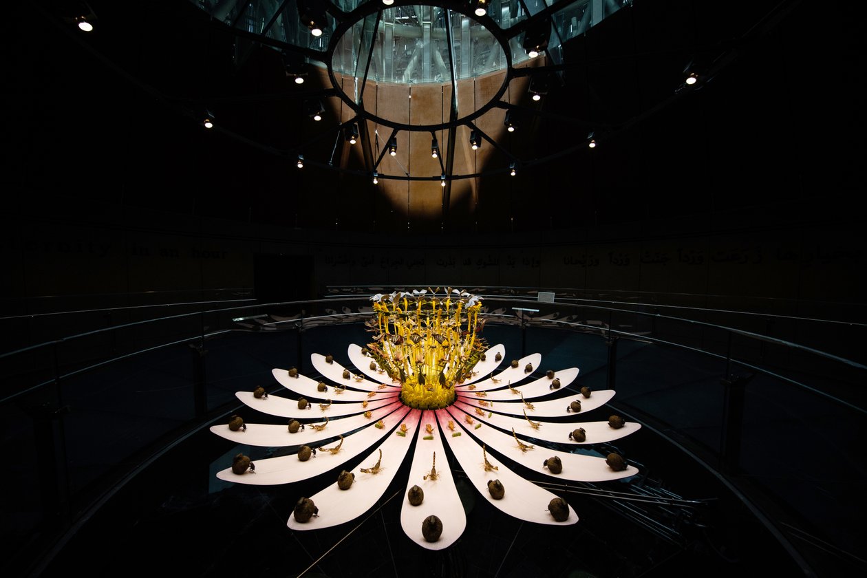 Equinox，2021（丙烯酸、电路、液压、漆、马达、油漆、回收树脂、钢材） 作者 马特·科利肖