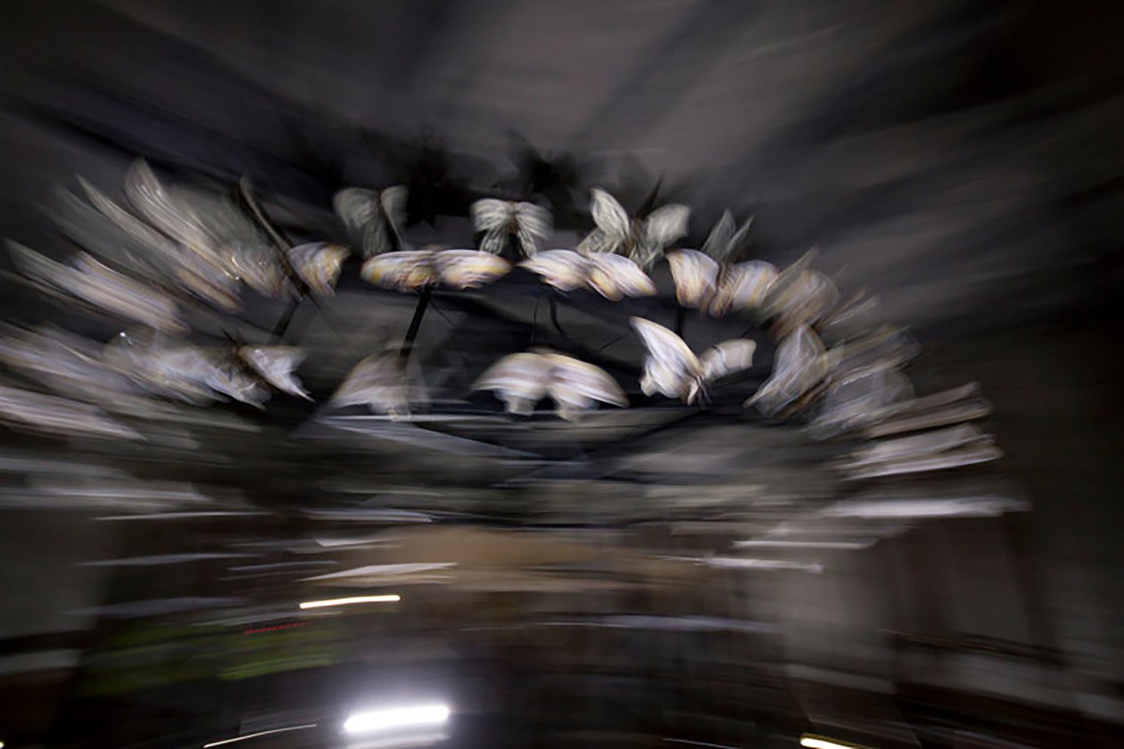 魔灯，2010 年（钢架、穿孔铝板、膨胀树脂、LED 灯、电机） 作者 马特·科利肖