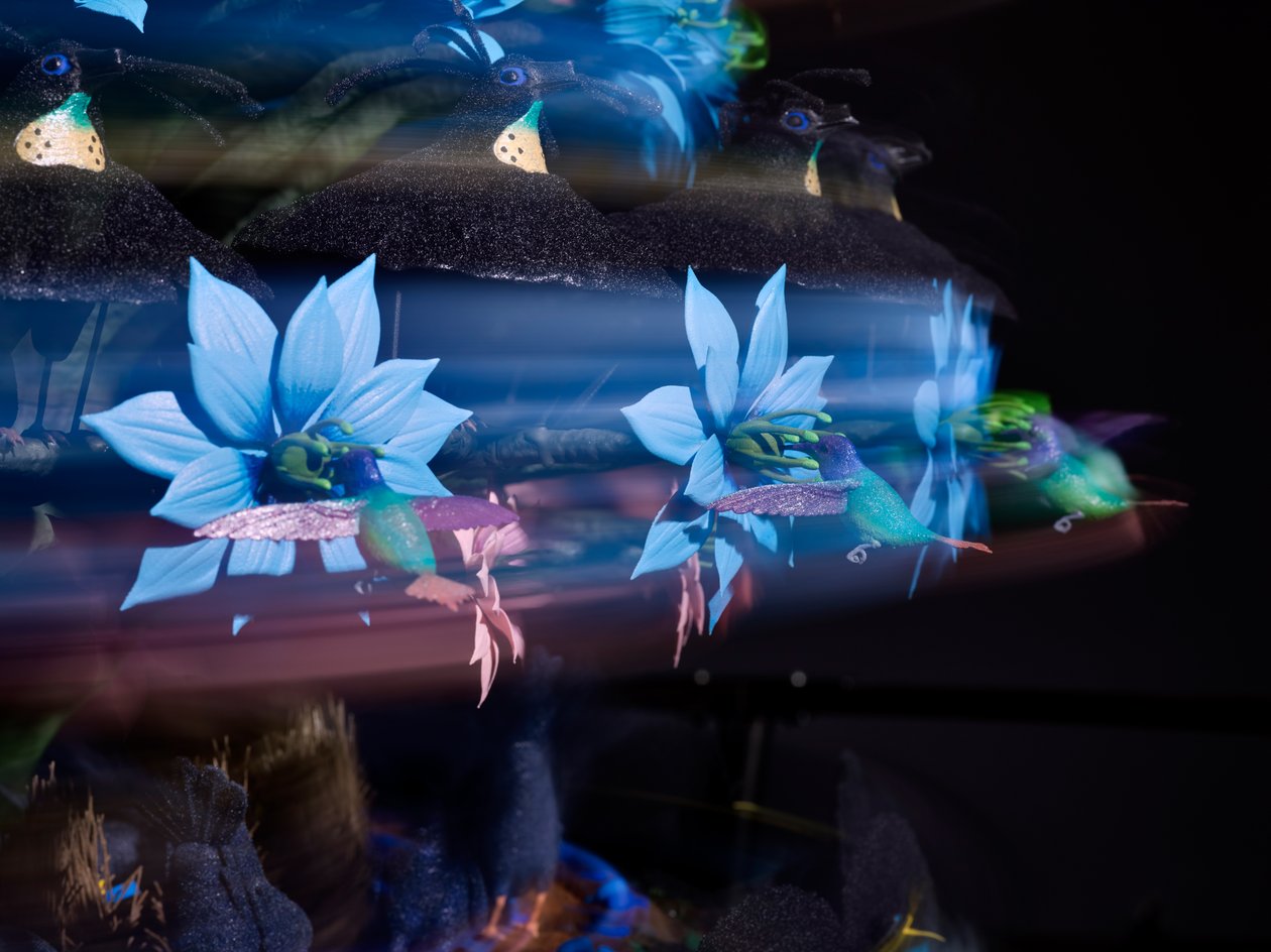 离心灵魂》，2016 年（亚克力、铝、钢、LED 灯、电机、电子电路、树脂和涂料） 作者 马特·科利肖