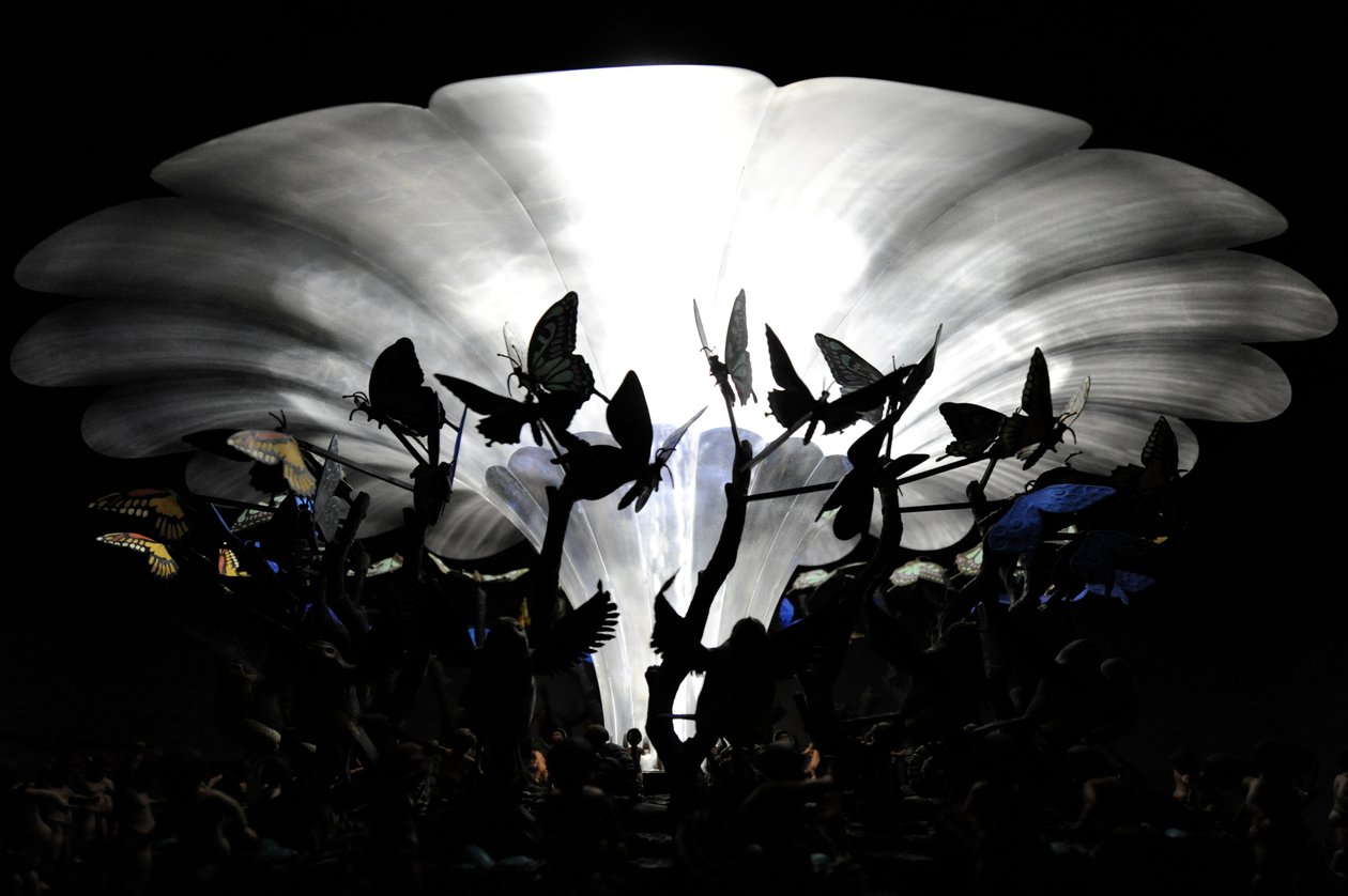 奇趣花园，2009 年（钢、铝、石膏、树脂、LED 灯、电机） 作者 马特·科利肖