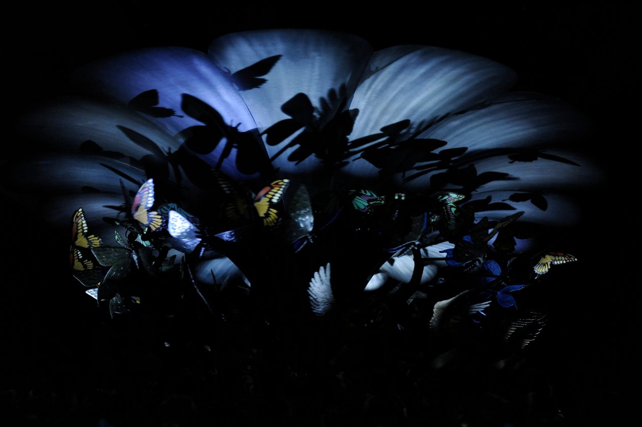 奇趣花园，2009 年（钢、铝、石膏、树脂、LED 灯、电机） 作者 马特·科利肖