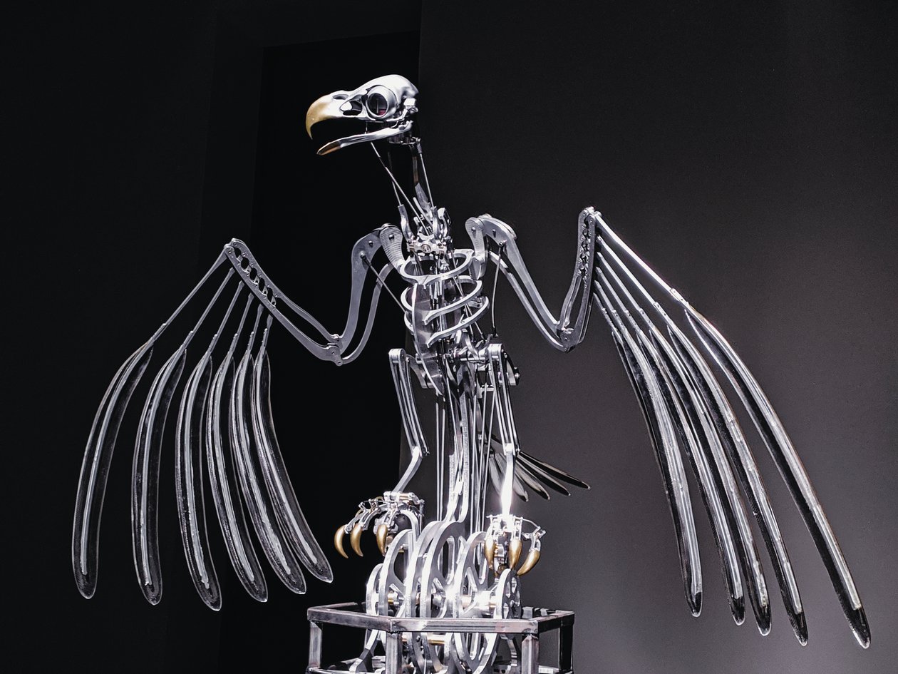 神经架，2019（乙缩醛、丙烯酸、铝、黄铜、电路、油漆、聚氯乙烯、树脂、伺服电机、钢） 作者 马特·科利肖