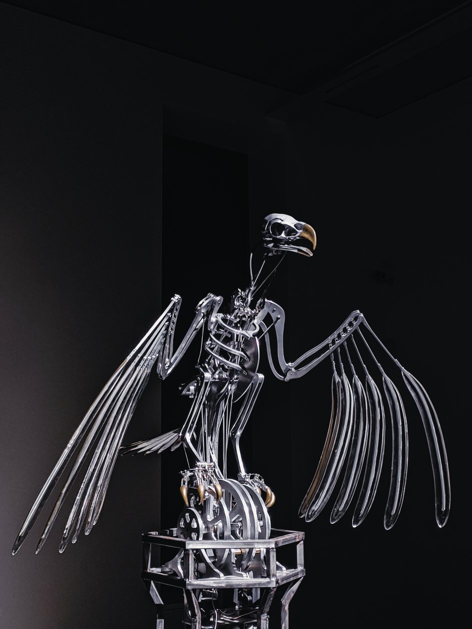 神经架，2019（乙缩醛、丙烯酸、铝、黄铜、电路、油漆、聚氯乙烯、树脂、伺服电机、钢） 作者 马特·科利肖