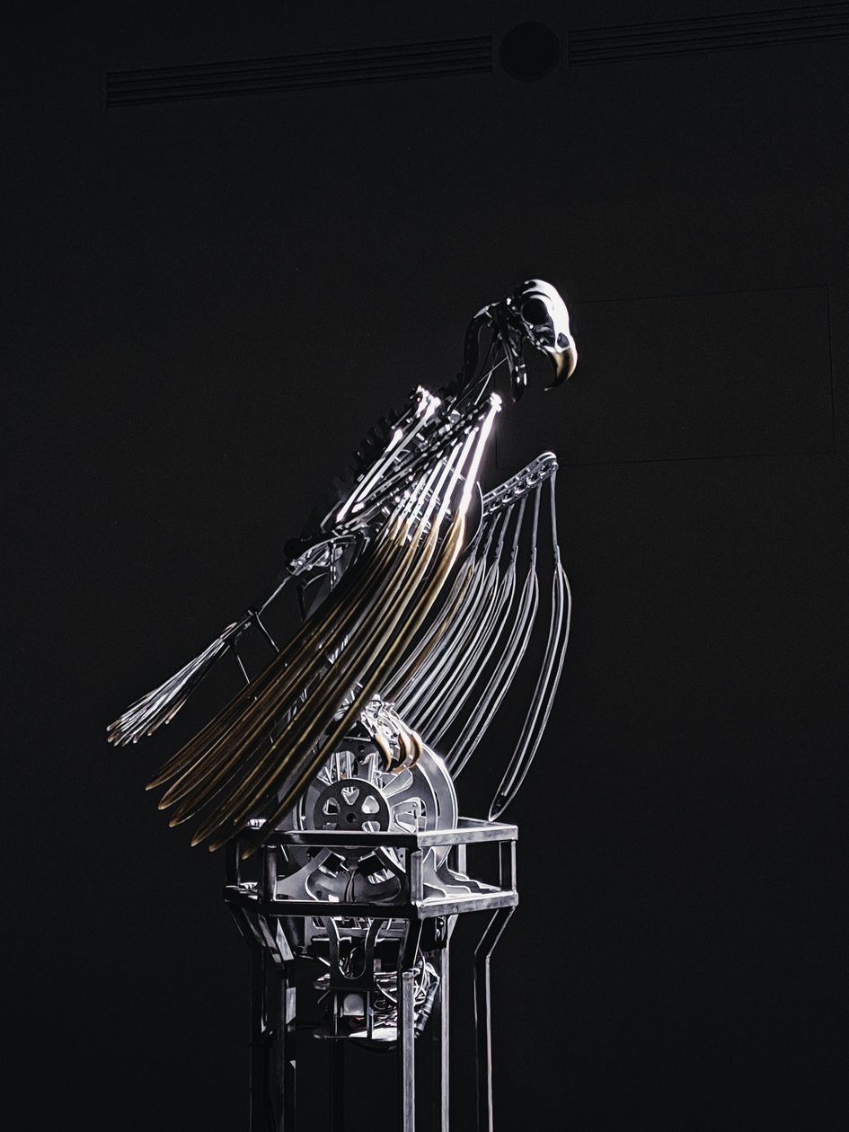 神经架，2019（乙缩醛、丙烯酸、铝、黄铜、电路、油漆、聚氯乙烯、树脂、伺服电机、钢） 作者 马特·科利肖