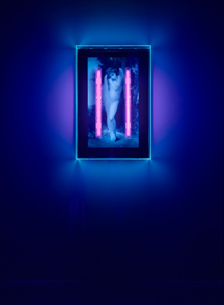 紫外线天使，2008 年（有机玻璃盒上的紫外线墨水，2 盏紫外线霓虹灯） 作者 马特·科利肖