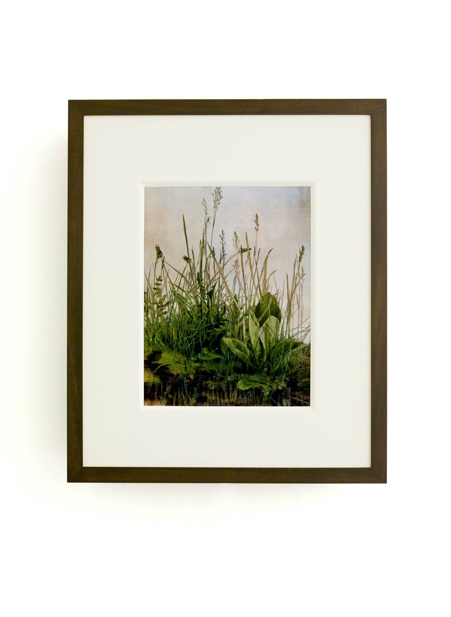 低语野草，2011 年（木框、边框、液晶屏幕、风扇和硬盘驱动器） 作者 马特·科利肖