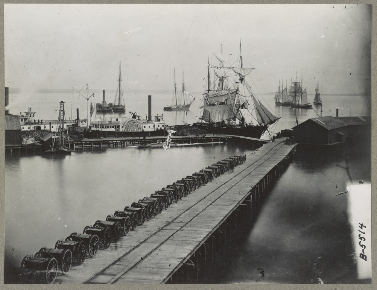 杂志码头在弗吉尼亚州的City Point，1865年 作者 马修·布雷迪