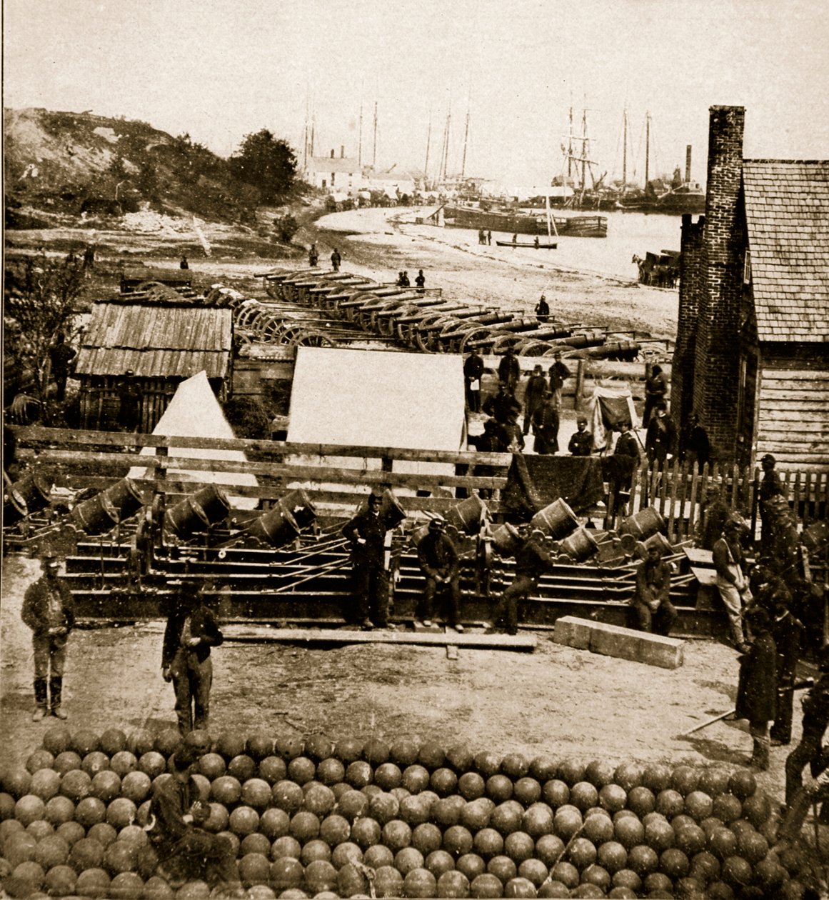 华盛顿在1860年代 - 城市点的军械仓库，1861-65（棕褐色照片） 作者 马修·布雷迪