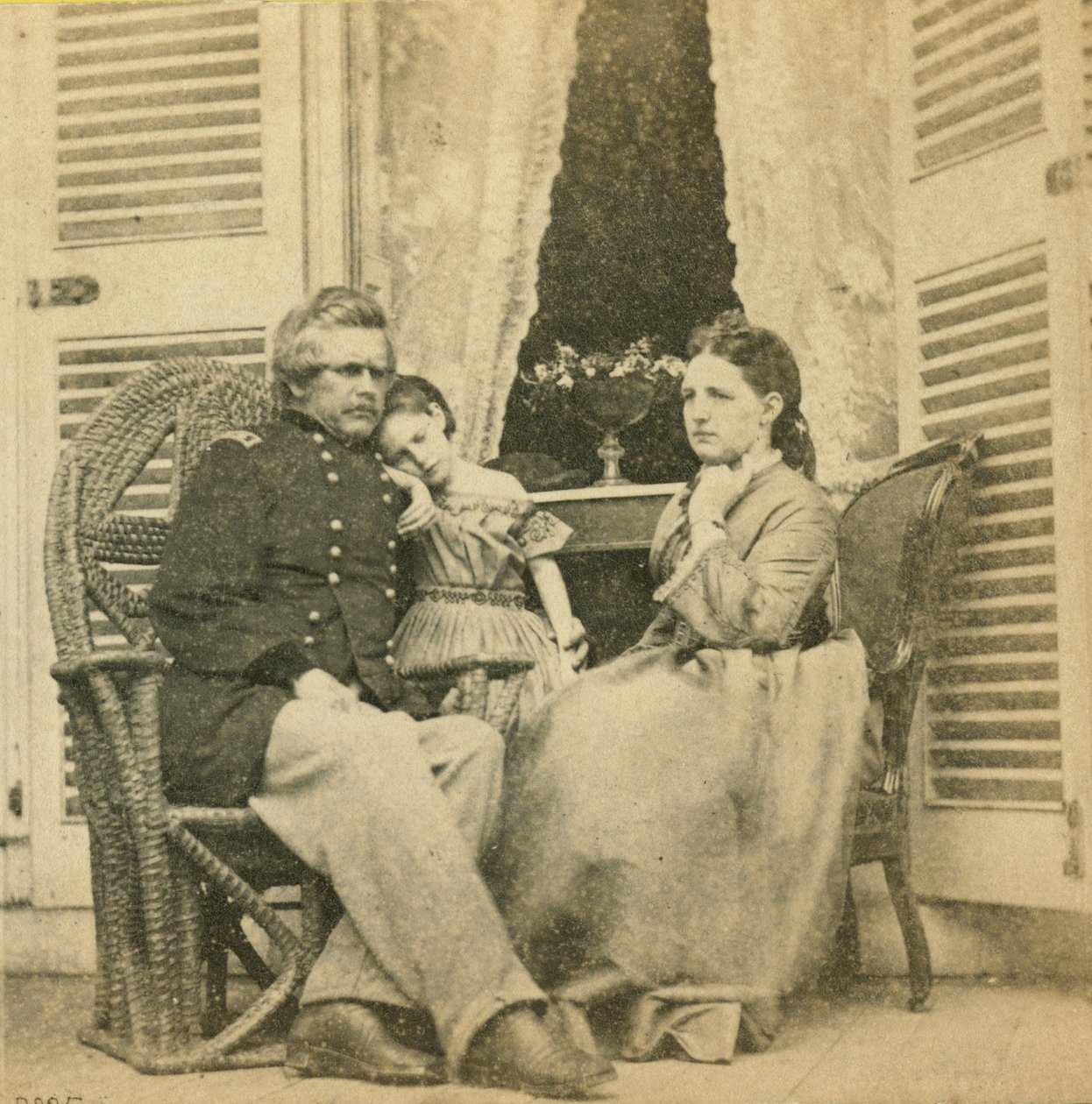 奥德少将与他的妻子和孩子，在1865年弗吉尼亚州里士满的杰斐逊戴维斯居住的豪宅 作者 马修·布雷迪