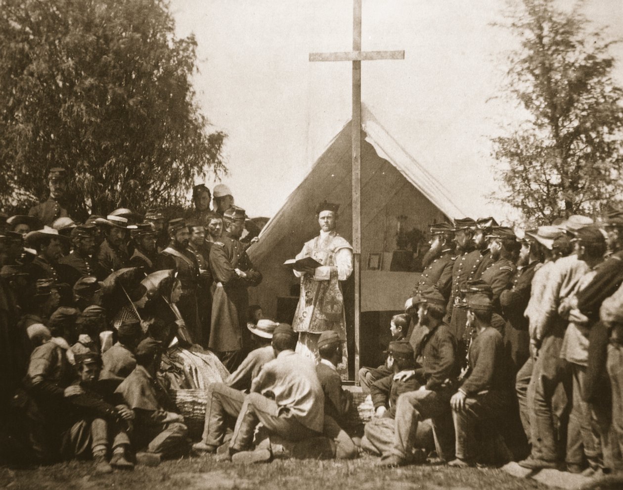 父亲托马斯H.穆尼领导周日弥撒，第69届纽约步兵团，1861年（照相凹版） 作者 马修·布雷迪