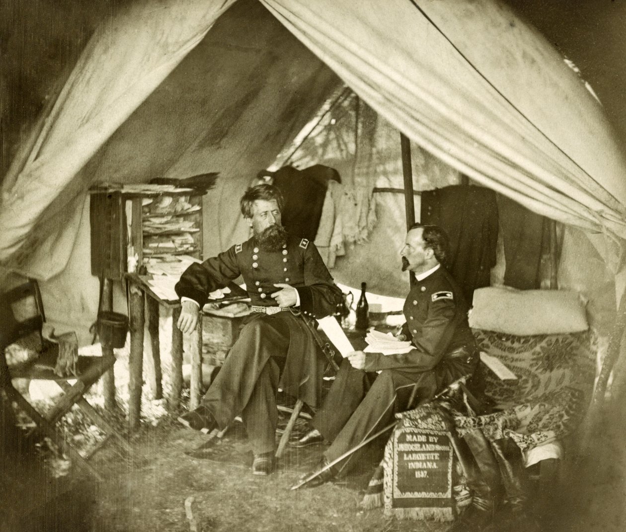 杰弗逊-C-戴维斯将军和军官坐在帐篷里，1861年出版（照片）。 作者 马修和布雷迪工作室