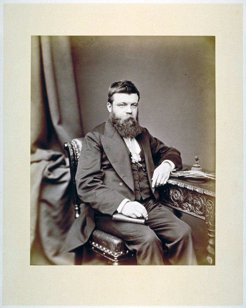 TC Fendick，Worshipful Company of Glaziers的主管，佩戴他的主管徽章，约1865年 作者 马尔公司