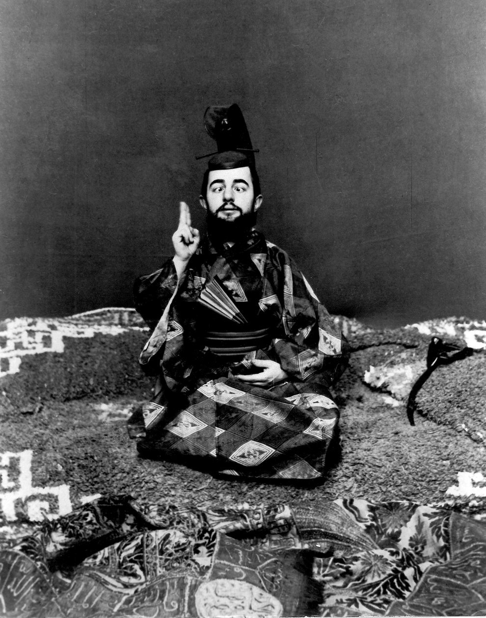 穿着日本服装的亨利-德-图卢兹-劳特累克，约1892年。 作者 莫里斯·吉伯特