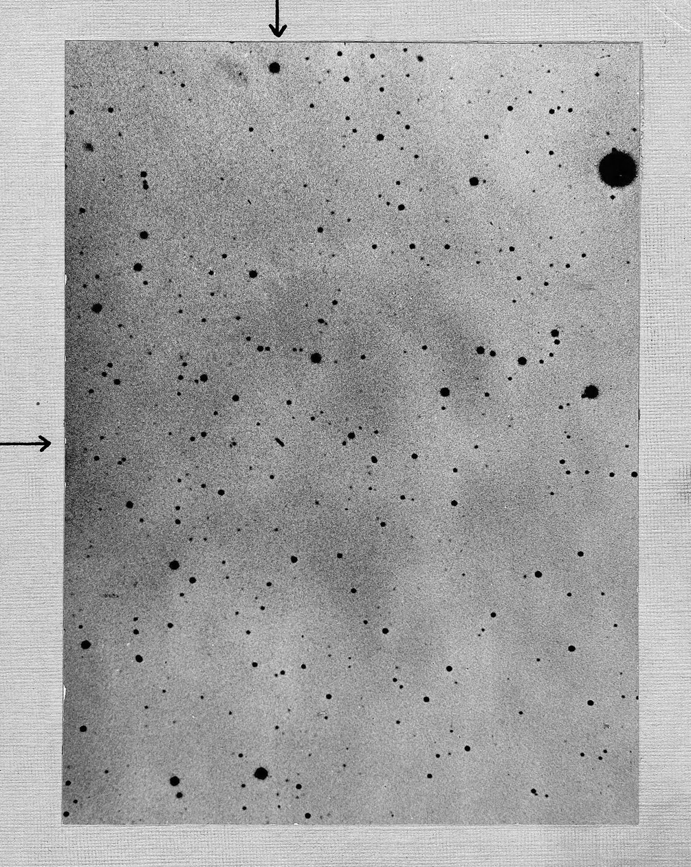 长时间曝光的星域，显示小行星Sappho的轨迹与星点的对比，1892年 作者 马克斯沃尔夫